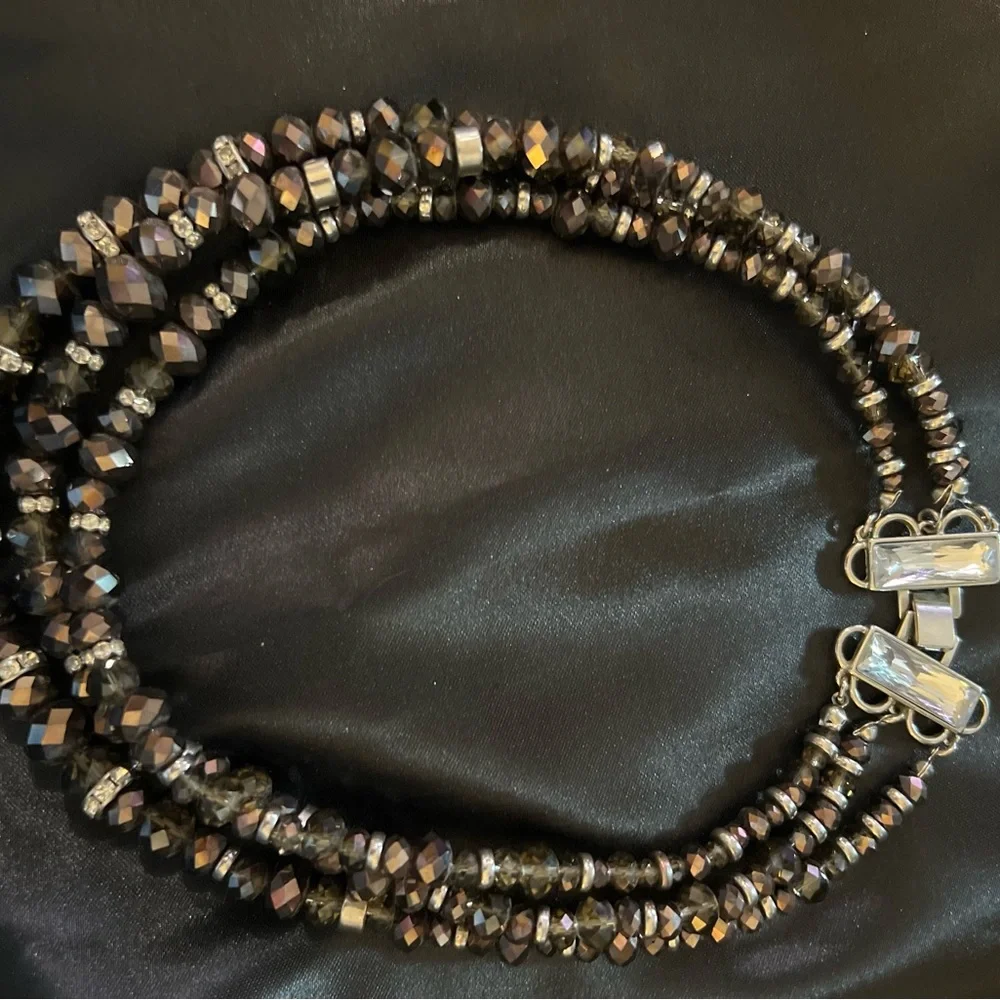 GUC- Iridescent beautiful 3 strand necklace with a fold over clasp. - Picture 6 of 8